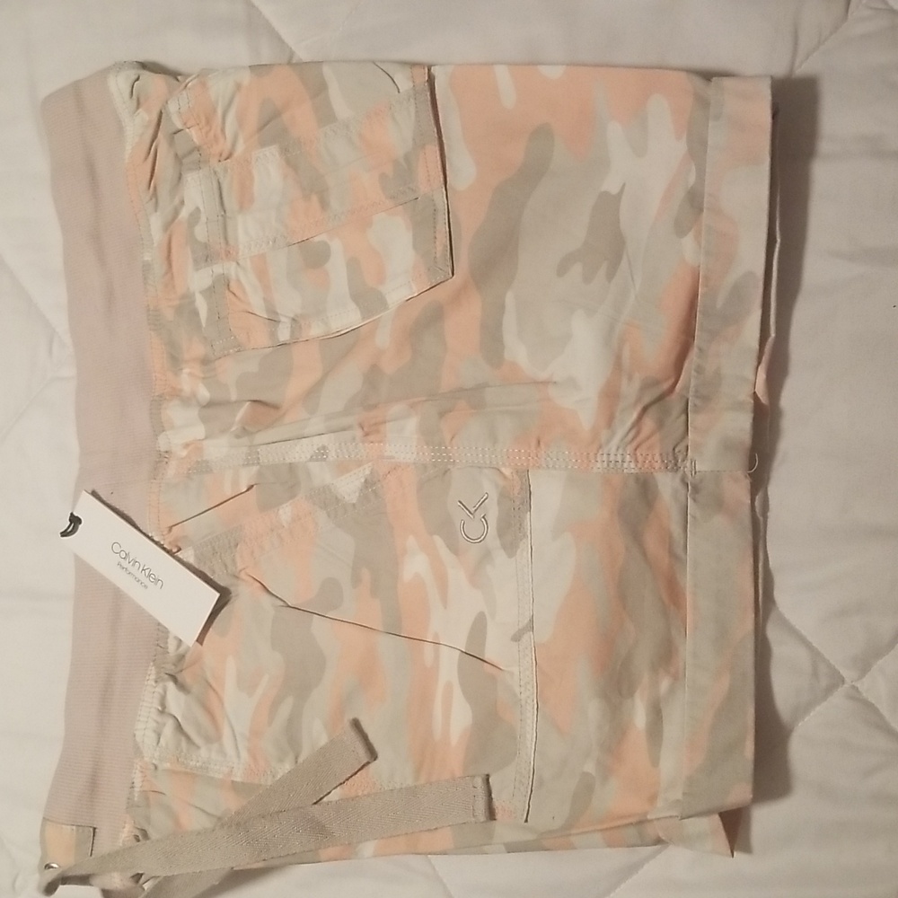 Women's Calvin Klein  Fatigue Shorts; Khaki Peach and Beige; Size Large - Picture 6 of 11